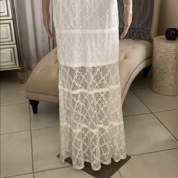 ALI & JAY WHITE LACE KEYHOLE GOWN - Picture 3 of 4